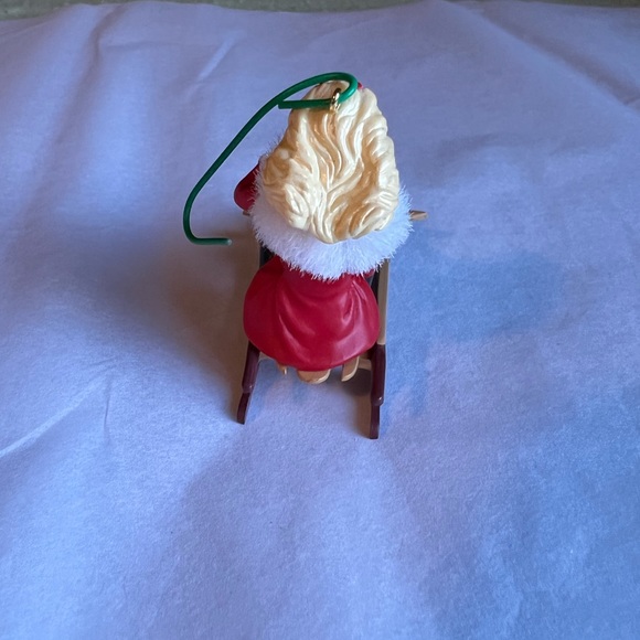 Hallmark Keepsake Ornament. Winter Fun with Barbie and Kelly. - Picture 8 of 11